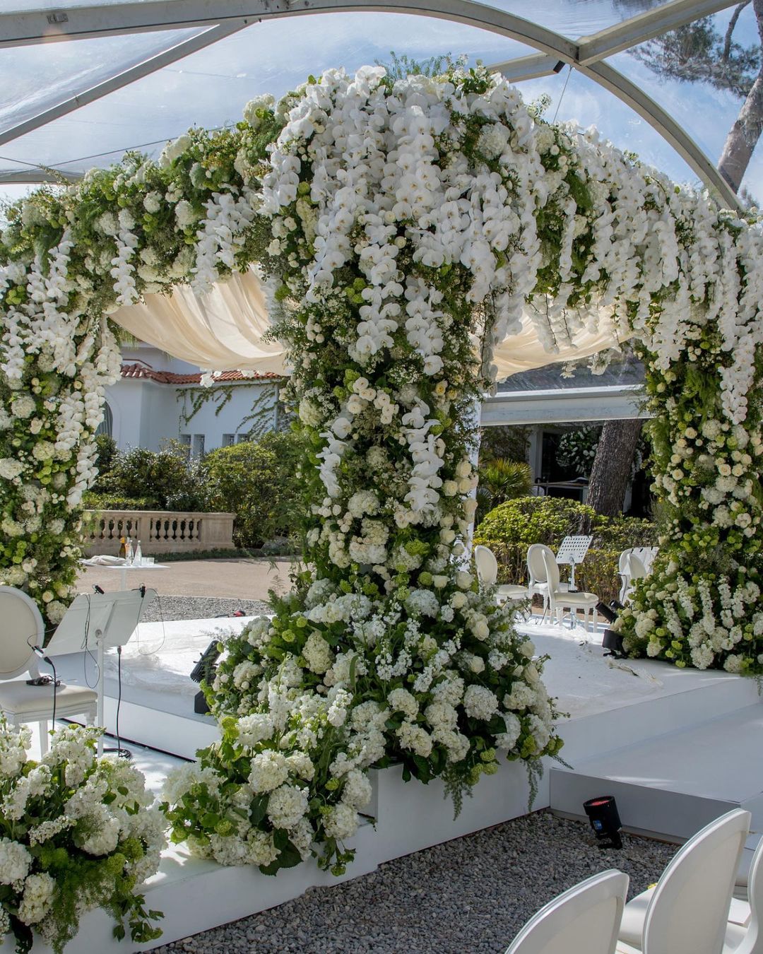 sophia richie place wedding with white flower